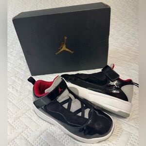 Nike Air Jordan Max Aura 2 Black Grey Red White GS Size 3Y Basketball Sneakers
